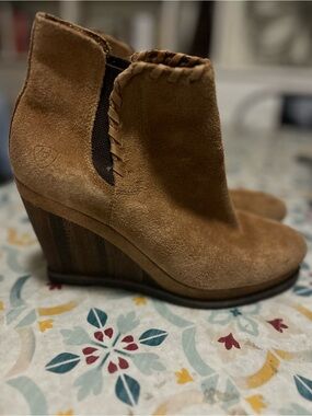 Size 9 B Ariat Women's Belle Wedge Booties Tan Suede